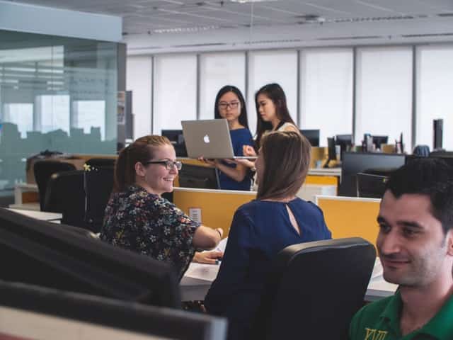 Pessoas trabalhando em um escritório