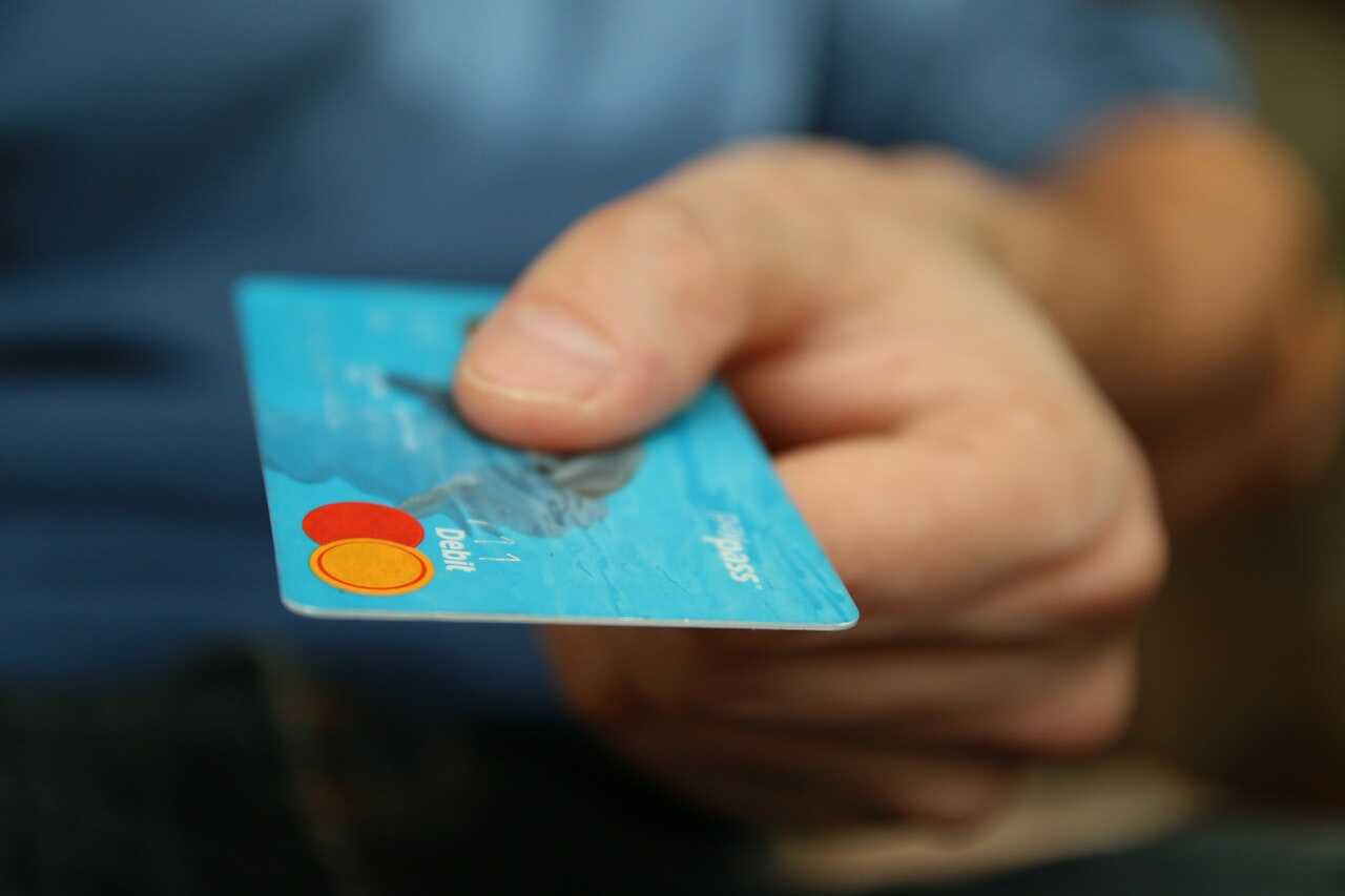 Pessoa segurando cartão de crédito