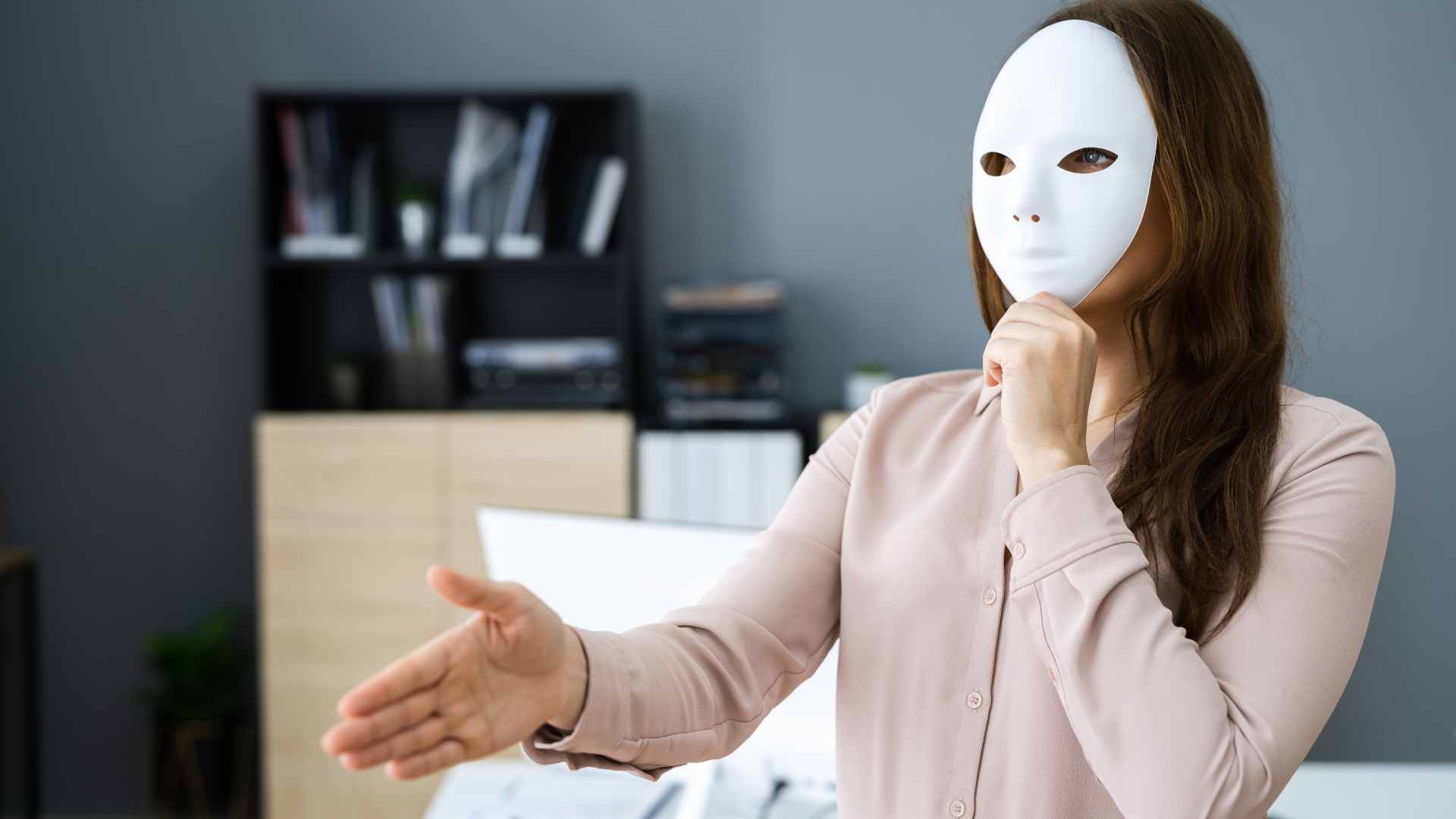 Mulher tentando se passar por outra pessoa e fraudar uma compra.