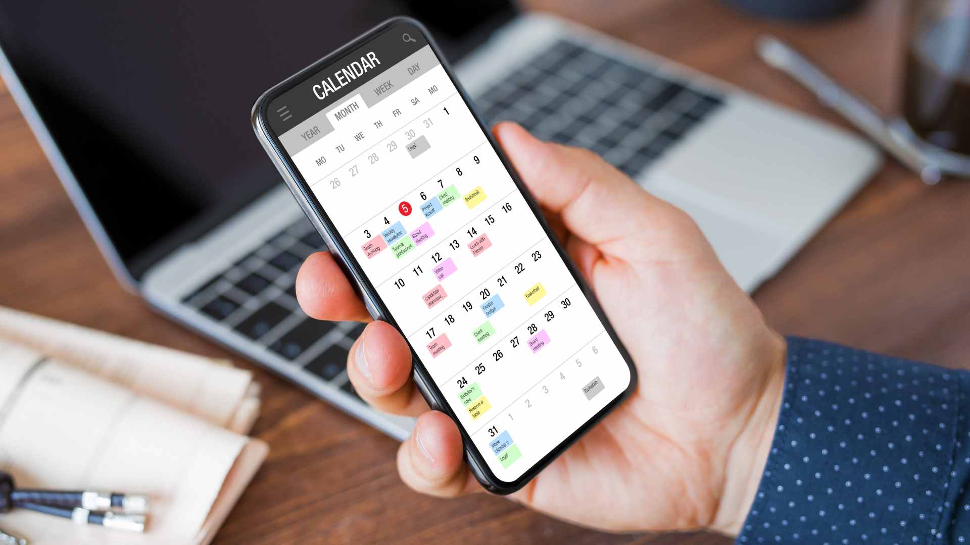 Um mão segurando um celular mostrando as datas comemorativas.