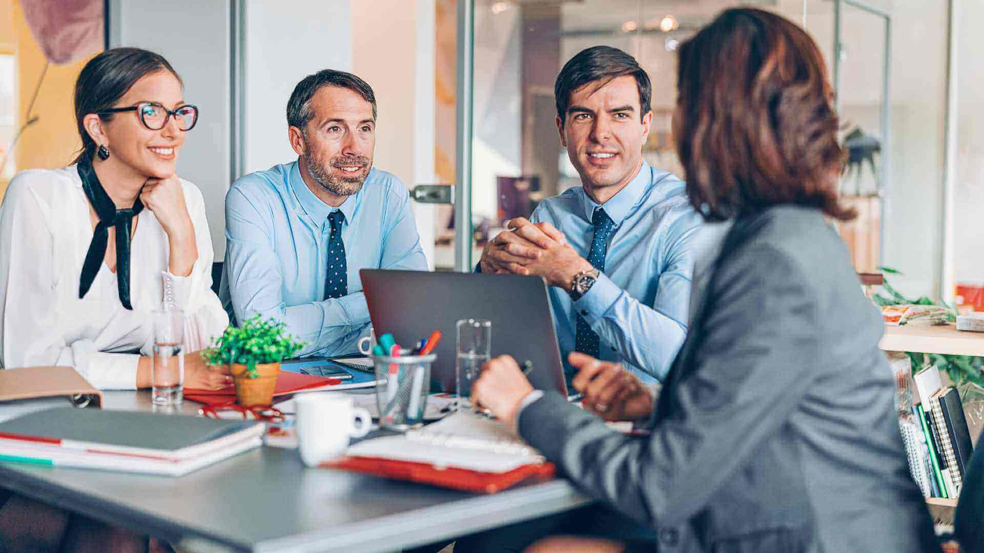 Grupo de pessoas usando as ferramentas hub de integração e erp.