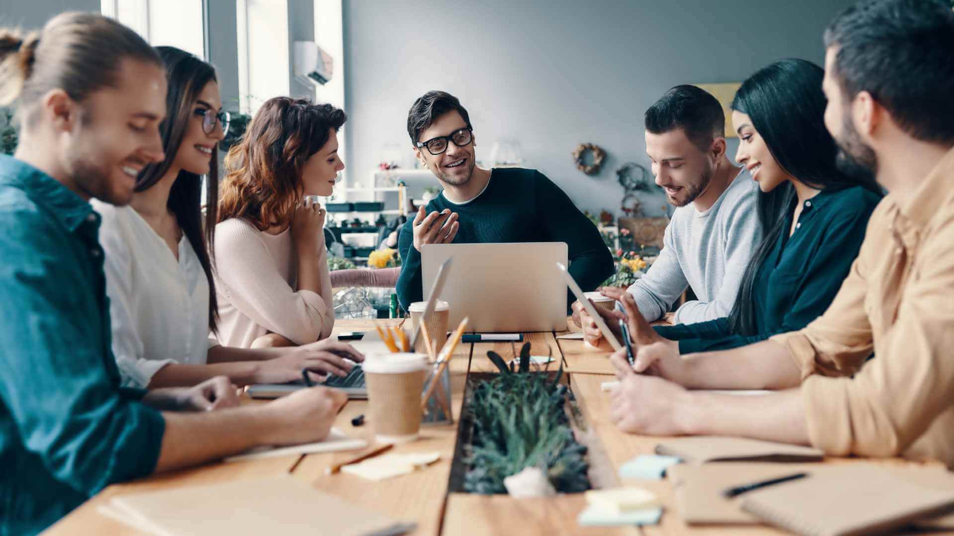 Gestão de marketing: grupo de pessoas trabalhando nisso.