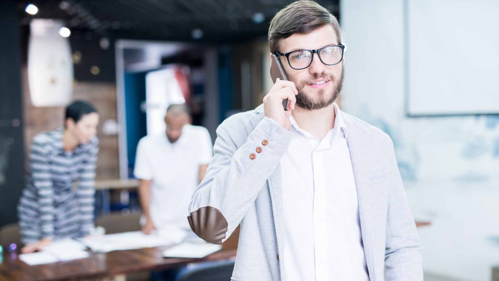 Homens trabalhando na gestão de vendas.