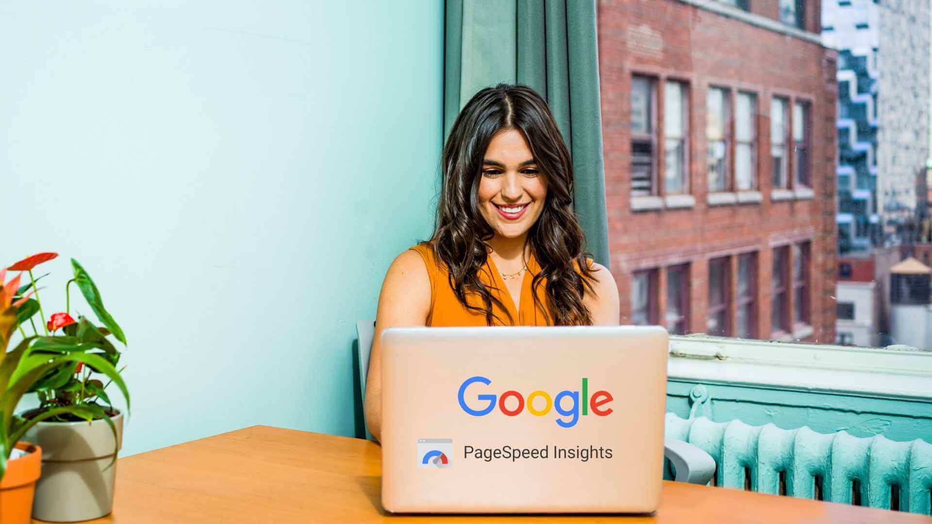 Uma mulher olhando a tela de um laptop vendo o Google PageSpeed.