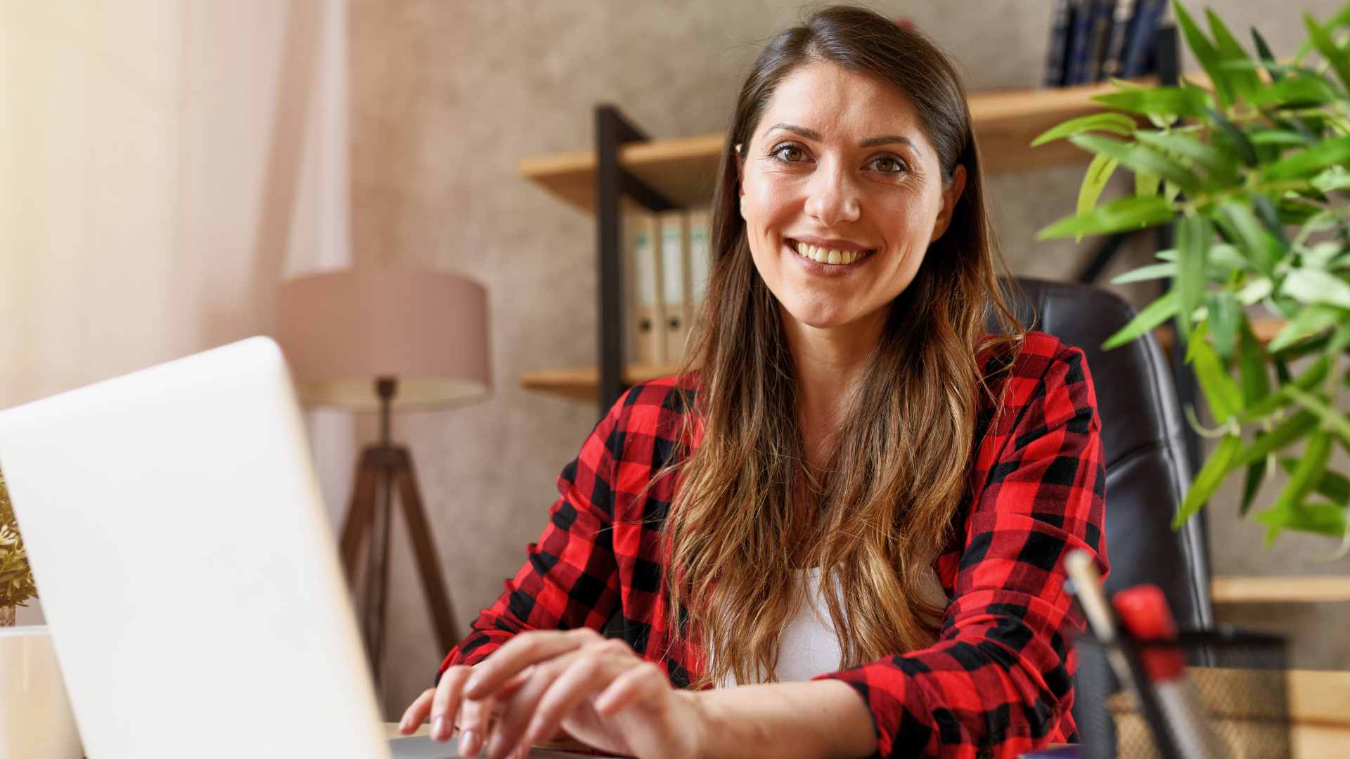 Mulher mexendo em uma plataforma native marketplace.