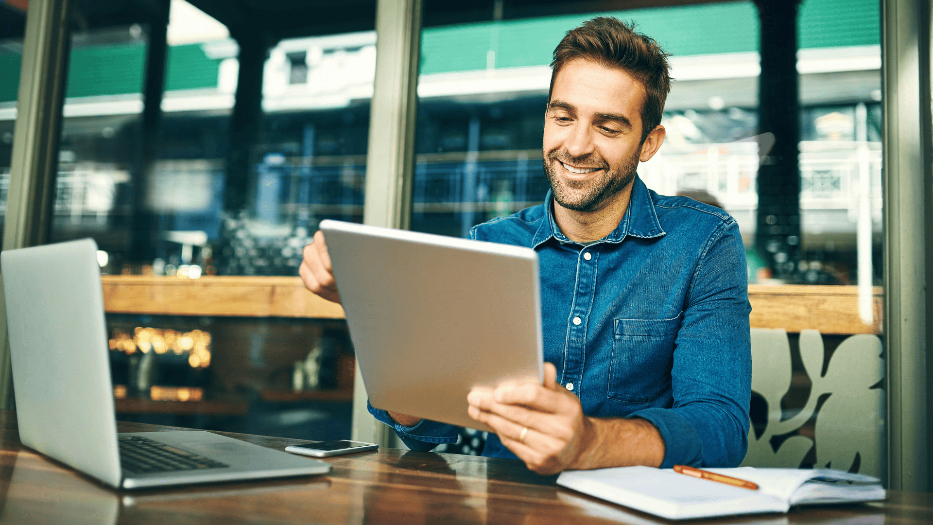 Homem olhando um planejamento de vendas no tablet.