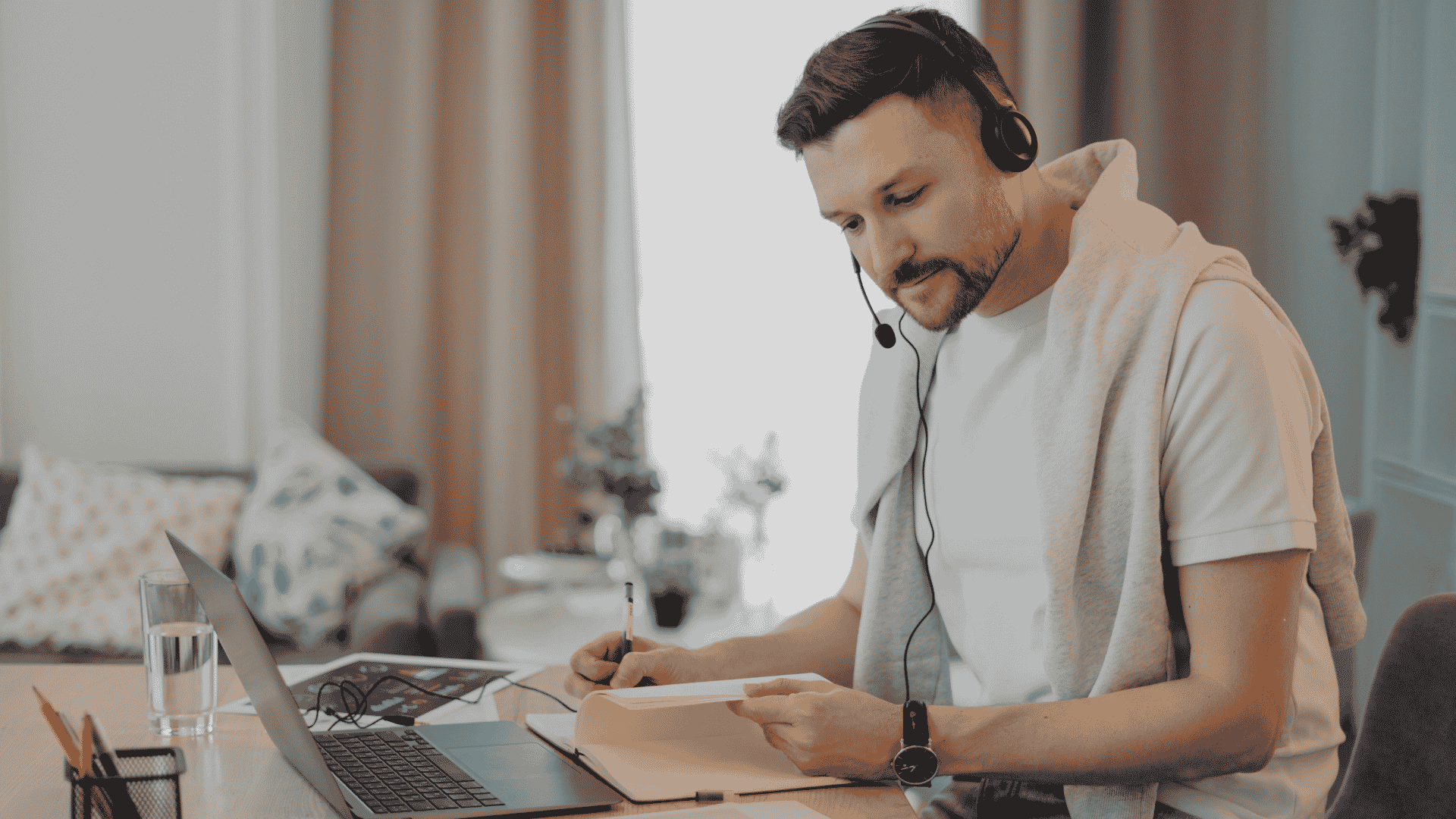 Um homem usando um seller center para oferecer um melhor atendimento.