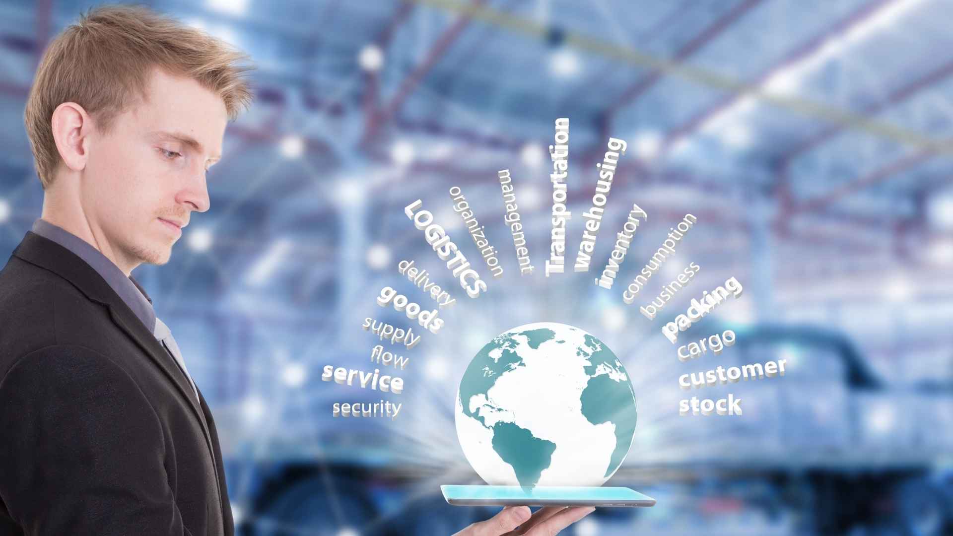 Um homem coordenado uma operação de supply chain via tablet.
