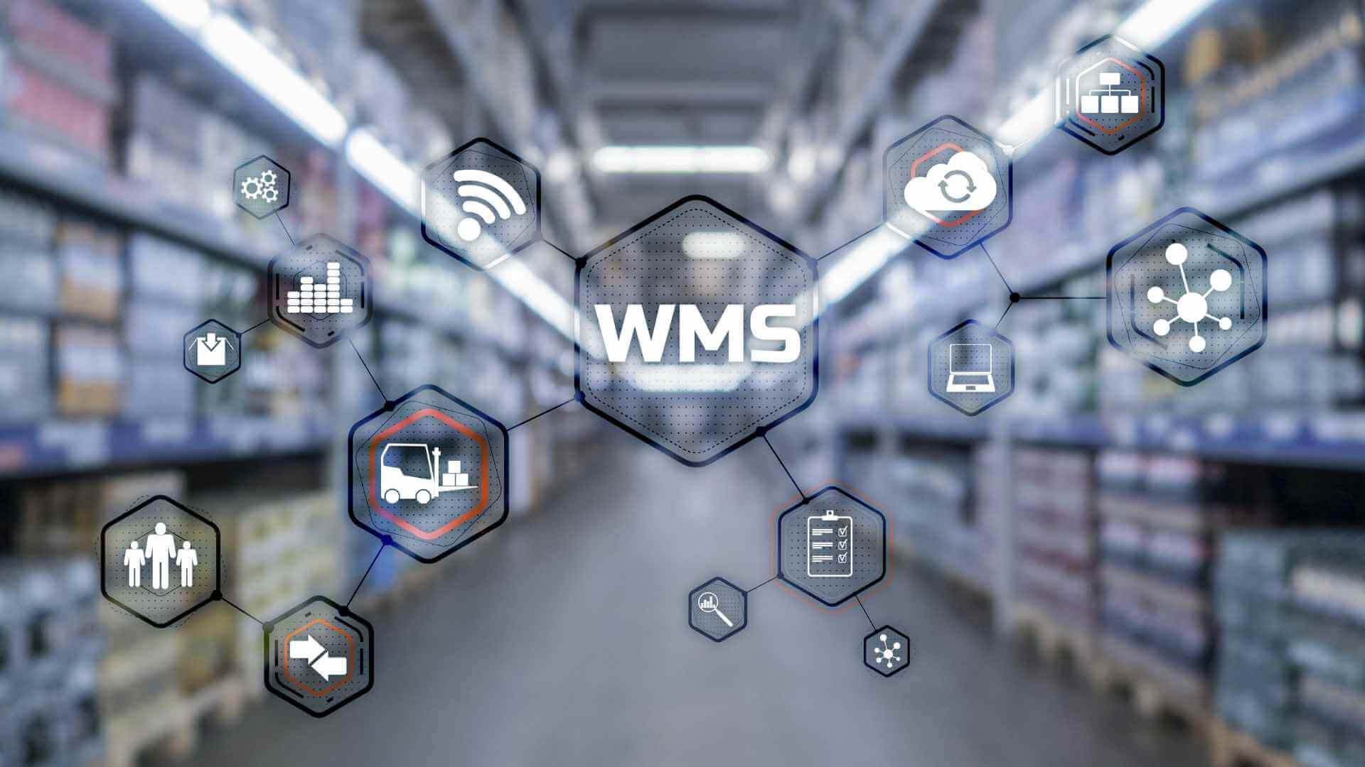 Imagem de um estoque com a sigla WMS no centro e elementos logísticos.